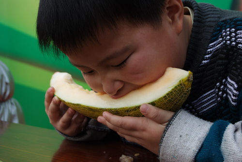2011 年華亭鎮新春鬧元宵活動-吃哈密瓜比賽（圖五）