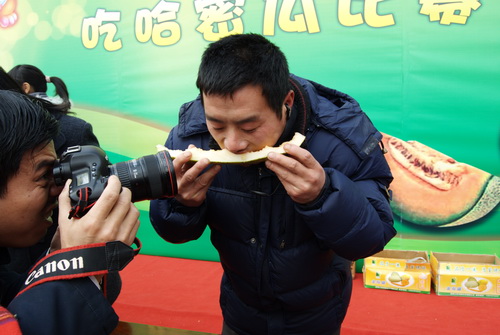 2011 年華亭鎮新春鬧元宵活動-吃哈密瓜比賽（圖六）
